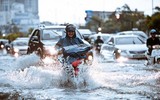 [ẢNH] Những kỹ năng lái xe an toàn khi trời mưa, ngập úng